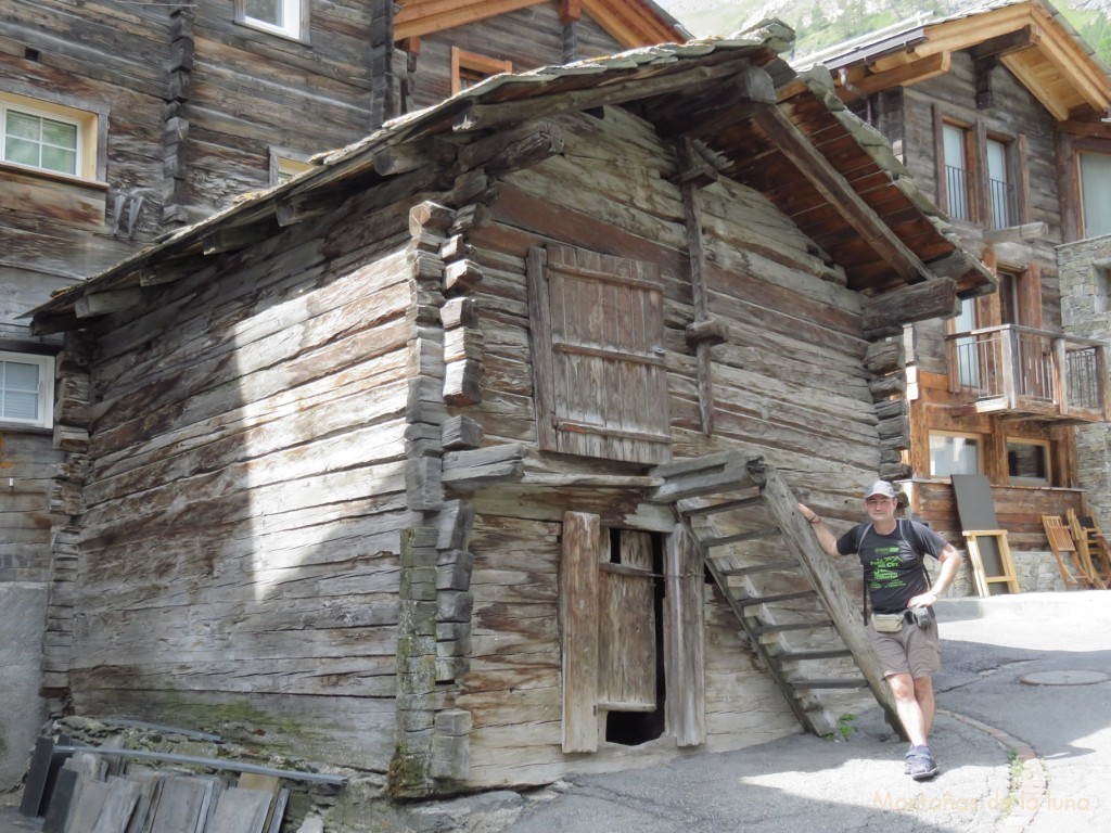 Joaquín junto a las antiguas casas de Zermatt